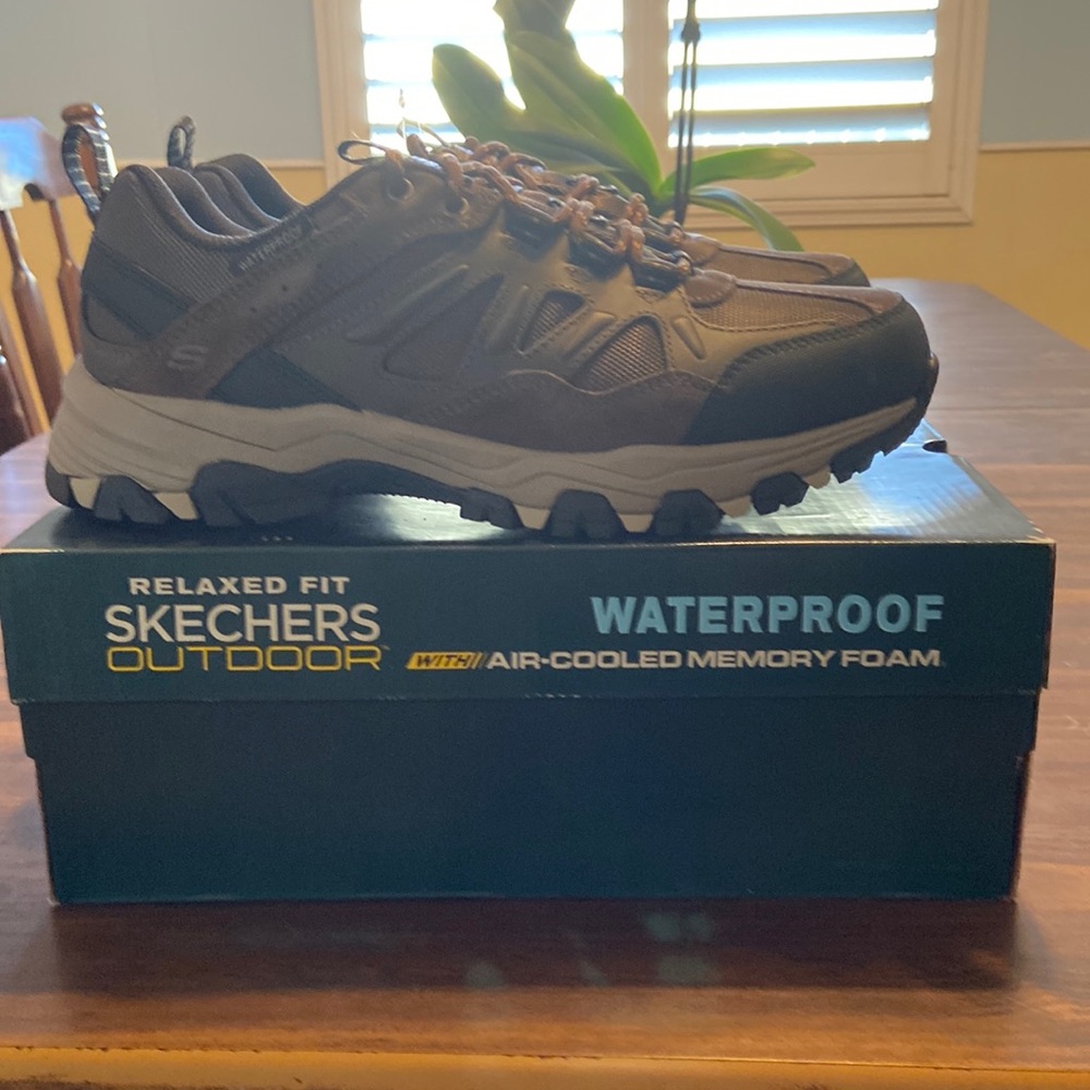 Sketchers relaxed fit outdoor waterproof memory foam mens shoes, choc size 9.5